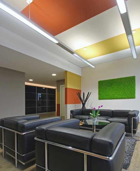 Innenarchitekt Andreas Ptatscheck, München, plante die Büroetage und gestaltete den Wartebereich als Lounge mit Sesseln, Teppich, eine Mooswand und einer Garderobe.