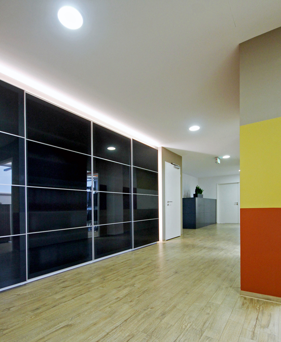 Innenarchitekt Andreas Ptatscheck, München, entwickelte die Büroplanung und gestaltete den Flurbereich mit einem Einbauschrank und einem indirekten Beleuchtungskonzept.