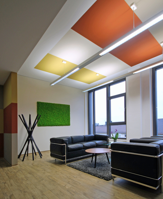 Innenarchitekt Andreas Ptatscheck, München, entwickelte die Büroplanung und führte das Farb- und Materialkonzept konsequent bis in den Wartebereich, in die Lounge.