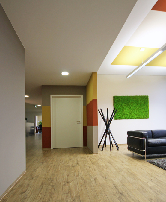 Innenarchitekt Andreas Ptatscheck, München, erstellte die Büroplanung und gestaltete Eingang und Flurbereich mit Wandfarben, Deckenfarben, einer Mooswand und einem Garderobenständer.