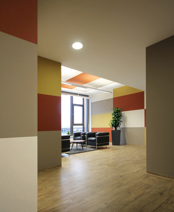 Innenarchitekt Andreas Ptatscheck, München, erstellte die Büroplanung und schaffte für spannende Raumeindrücke aus unterschiedlichen Blickwinkeln der Bürofläche.