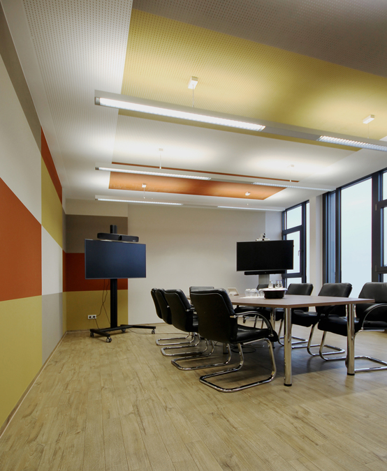 Innenarchitekt Andreas Ptatscheck, München, erstellte die Büroplanung und gestaltete den Konferenzraum mit Wandfarben und Deckenfarben sowie einem Konferenztisch und Sesseln.