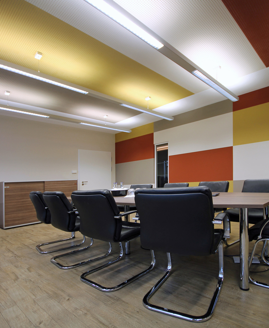 Innenarchitekt Andreas Ptatscheck, München, erstellte die Büroplanung und führte das Farb- und Materialkonzept konsequent bis in den Meetingraum hinein.