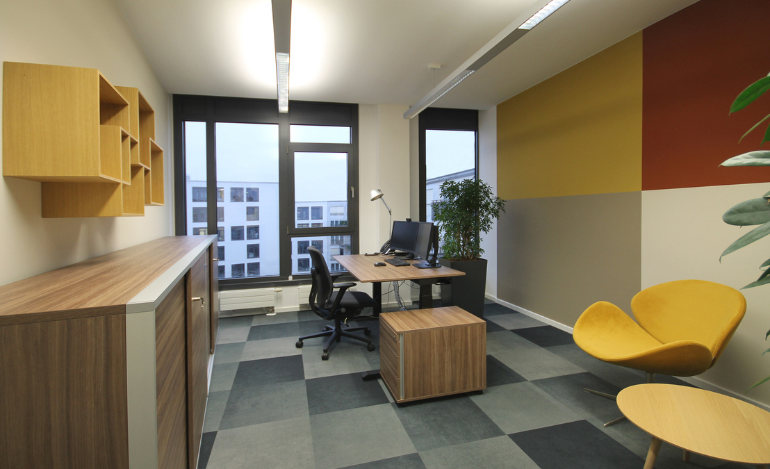 Innenarchitekt Andreas Ptatscheck, München, gestaltete die Büroetage und plante die Arbeitsplätze der Büros mit Schreibtischen, Rollcontainern, Bürodrehstühlen und Aktenschränken.