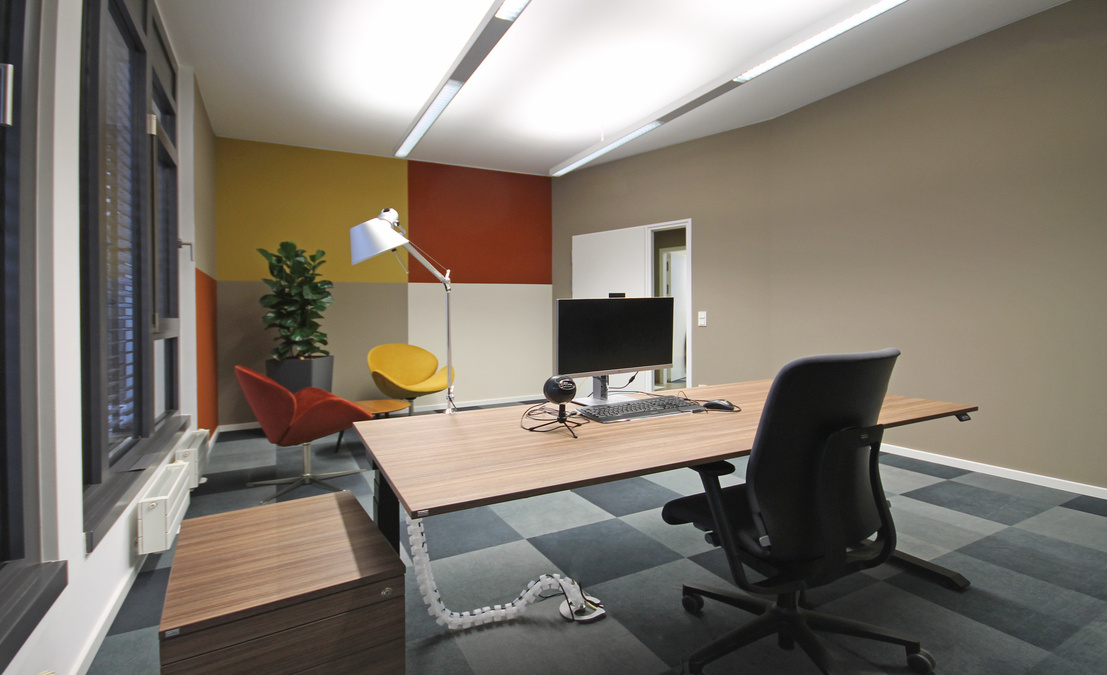 Innenarchitekt Andreas Ptatscheck, München, gestaltete die Büroetage und plante die Arbeitsplätze der Büros mit Schreibtischen, Rollcontainern, Bürodrehstühlen und Pflanzen.