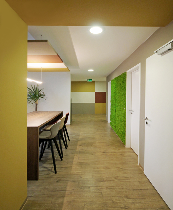 Innenarchitekt Andreas Ptatscheck, München, gestaltete die Büroetage und plante die offene Teeküche als zentralen Treffpunkt mit einem Deckensegel über einem Thekentisch.