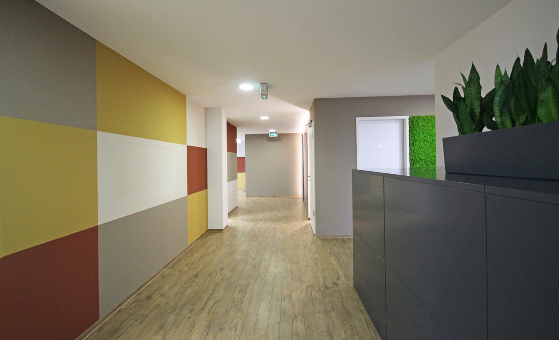 Innenarchitekt Andreas Ptatscheck, München, erstellte die Büroplanung und schaffte spannende Raumbezüge aus unterschiedlichen Blickwinkeln innerhalb der Bürofläche.