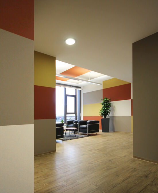 Innenarchitekt Andreas Ptatscheck, München, erstellte die Büroplanung und schaffte für spannende Raumeindrücke aus unterschiedlichen Blickwinkeln der Bürofläche.
