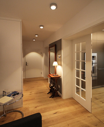 Die Zimmertüren zum Arbeitszimmer und zum Wohnraum sind als Sprossentüren mit Glasfüllung ausgeführt, um Tageslicht in den Flur zu transportieren.