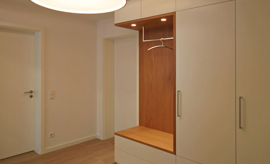 Das Planungsbüro von Innenarchitekt Andreas Ptatscheck, München, entwickelt exklusive Innenarchitektur und Interior Design für Diele, Eingangsbereich, Foyer und Entrée mit Garderobe.
