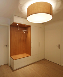 Das Planungsbüro von Innenarchitekt Andreas Ptatscheck, München, entwickelt exklusive Innenarchitektur und Interior Design für Diele, Eingangsbereich, Foyer und Entrée mit Schirmleuchte.