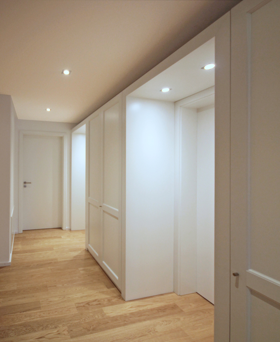 Das Büro für Innenarchitektur von Innenarchitekt und Interior Designer Andreas Ptatscheck in München, entwickelt Raumkonzepte und Raumlösungen für alle Bereiche der Innenarchitektur und des Interior Design, hier eine Diele mit Garderobenschrank.