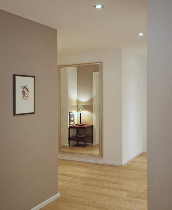 Das Büro für Innenarchitektur von Innenarchitekt und Interior Designer Andreas Ptatscheck in München, entwickelt Raumkonzepte und Raumlösungen für alle Bereiche der Innenarchitektur und des Interior Design, hier eine Diele mit Wandspiegel.