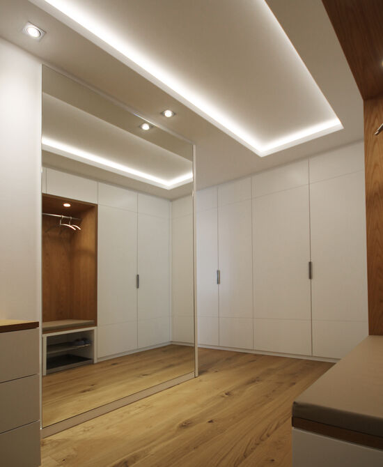 Das Planungsbüro eswerderaum von Innenarchitekt Andreas Ptatscheck, München, gestaltet exklusive Innenarchitektur und Interior Design für alle Räume wie eine Diele mit Lichtdecke.