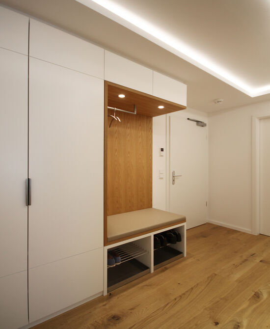 Das Planungsbüro von Innenarchitekt Andreas Ptatscheck, München, entwirft Ihre Diele, Wohnungseingang, Foyer und Entrée mit hochwertigen Einbaumöbeln.
