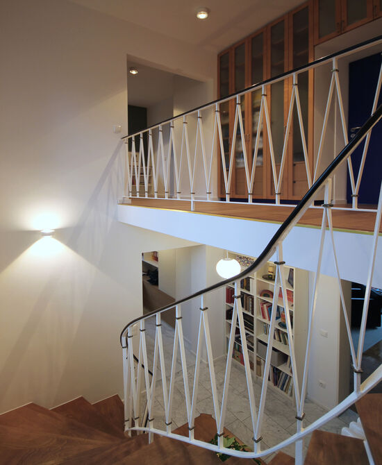 Das Büro für Innenarchitektur und Interior Design eswerderaum von Andreas Ptatscheck, Innenarchitekt in München, baute das Einfamilienhaus um und bewahrte den alten Handlauf der Treppe.