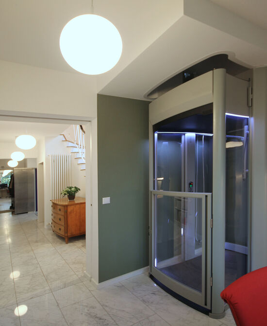 Das Büro für Innenarchitektur und Interior Design eswerderaum von Andreas Ptatscheck, Innenarchitekt in München, baute das Einfamilienhaus um und integrierte einen Aufzug.