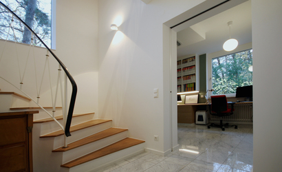 Das Büro für Innenarchitektur und Interior Design eswerderaum von Andreas Ptatscheck, Innenarchitekt in München, baute das Einfamiliehaus um und bewahrte den Marmorboden im EG.