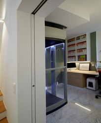 Das Büro für Innenarchitektur und Interior Design eswerderaum von Andreas Ptatscheck, Innenarchitekt in München, baute das Einfamilienhaus um und integrierte einen Lift.