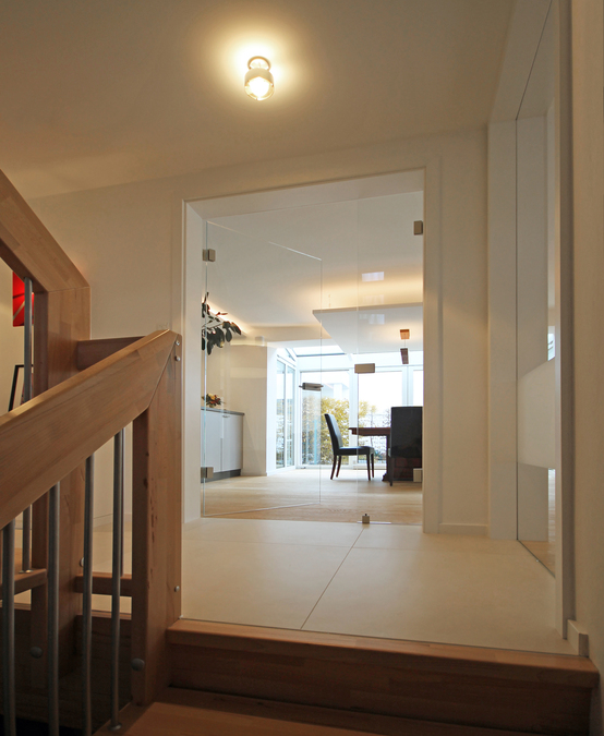 Das Planungsbüro eswerderaum von Andreas Ptatscheck in München entwirft exklusive Entwurfskonzepte für Dielen, Hauseingänge und Garderoben.