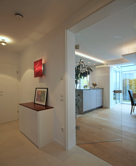 Das Büro für Innenarchitektur und Interior Design eswerderaum von Andreas Ptatscheck, Innenarchitekt in München, entwirft hochwertige und atmosphärische Dielen, Garderoben und Entrées.