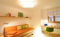 Grün und Orange sind mit dem Holzfurnier aus Buche abgestimmt. Sie 
Schaffen Behaglichkeit in dem Jugendzimmer. Der Stil der Möbel ist jugendlich lässig.

