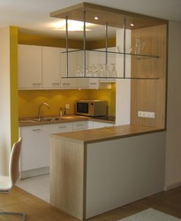 Auf vier Quadratmetern bietet die Miniküche im Appartement alles, was eine funktionsfähige Küche benötigt. Ein Karussellschrank nutzt den Platz im Eck optimal.