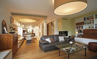 Das Raumkonzept von Innenarchitekt Andreas Ptatscheck, München, zeigt einen Großraum, der die Funktionen Küche, Speisezimmer, Wohnzimmer, Diele und Treppe harmonisch vereint.