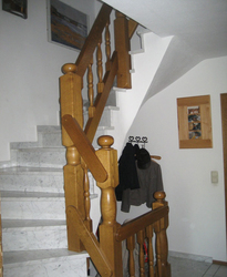 Die Treppe mit einem Belag aus weißem Marmor und einem Handlauf aus rustikaler Eiche wurden nicht erneuert. Innenarchitekt Andreas Ptatscheck, München, integrierte die Elemente dennoch in seinem Raumkonzept.
