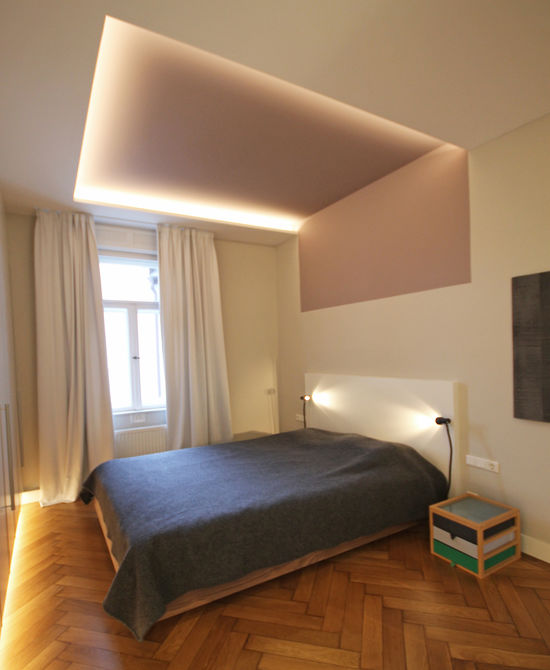 Innenarchitekt Andreas Ptatscheck, München, baute die Altbauwohnung um und entwarf die Innenarchitektur und das Interior Design für das Schlafzimmer und das Badezimmer.