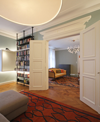 Innenarchitekt Andreas Ptatscheck, München, baute die Altbauwohnung um und entwarf die Innenarchitektur und das Interior Design für den Salon und das Wohnzimmer.