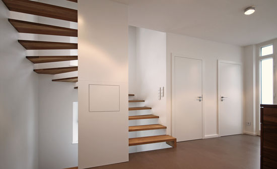 Innenarchitekt Andreas Ptatscheck, München, baute das Einfamilienhaus um und entwarf die Innenarchitektur und das Interior Design für die Garderobe und die Treppe.