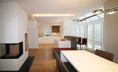 Innenarchitekt Andreas Ptatscheck, München, baute das Einfamilienhaus um und entwarf die Innenarchitektur und das Interior Design für das Speisezimmer mit Kamin.