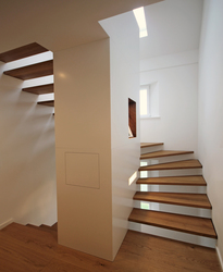 Innenarchitekt Andreas Ptatscheck, München, baute das Einfamilienhaus um und entwarf die Innenarchitektur und das Interior Design für die Treppe als Treppenturm.