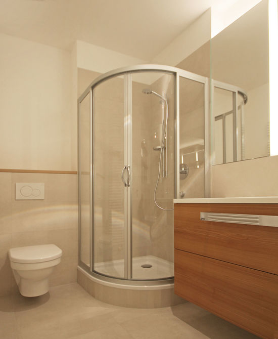 Innenarchitekt Andreas Ptatscheck, München, plante den Grundriss des Bauträgers um und entwarf die Innenarchitektur und das Interior Design für das Badezimmer mit Waschtisch.