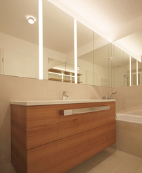 Innenarchitekt Andreas Ptatscheck, München, plante den Grundriss des Bauträgers um und entwarf die Innenarchitektur und das Interior Design für das Badezimmer mit Badewanne.