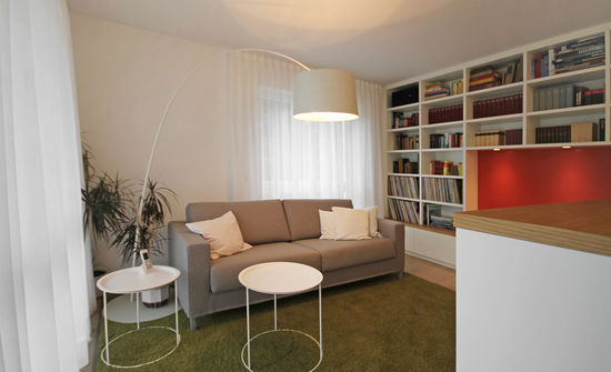 Innenarchitekt Andreas Ptatscheck, München, optimierte den Grundriss des Bauträgers und entwarf die Innenarchitektur und das Interior Design u.a. für das Bücherregal.