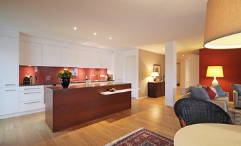 Innenarchitekt Andreas Ptatscheck, München, plante die Wohnung des Bauträgers um und entwickelte die Innenarchitektur und das Interior Design der Wohnküche.