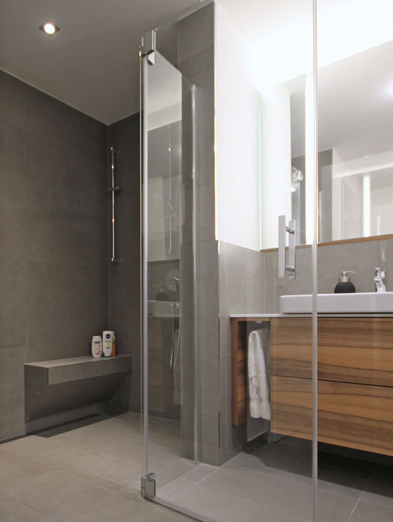 Innenarchitekt Andreas Ptatscheck, München, plante die Wohnung des Bauträgers um und entwickelte die Innenarchitektur und das Interior Design für die Dusche.