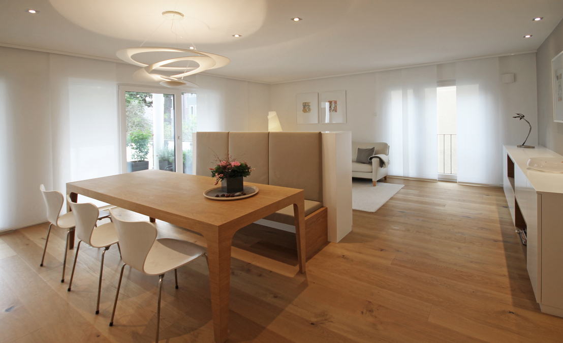 Innenarchitekt Andreas Ptatscheck, München, plante den Grundriss des Bauträgers um und entwarf die Innenarchitektur und das Interior Design für den Speisebereich.