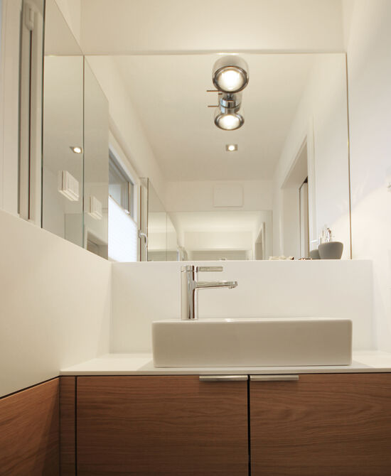 Innenarchitekt Andreas Ptatscheck, München, optimierte den Grundriss des Bauträgers und entwarf die Innenarchitektur und das Interior Design für das Gaeste-WC mit einem Spiegel und einem Waschtisch.