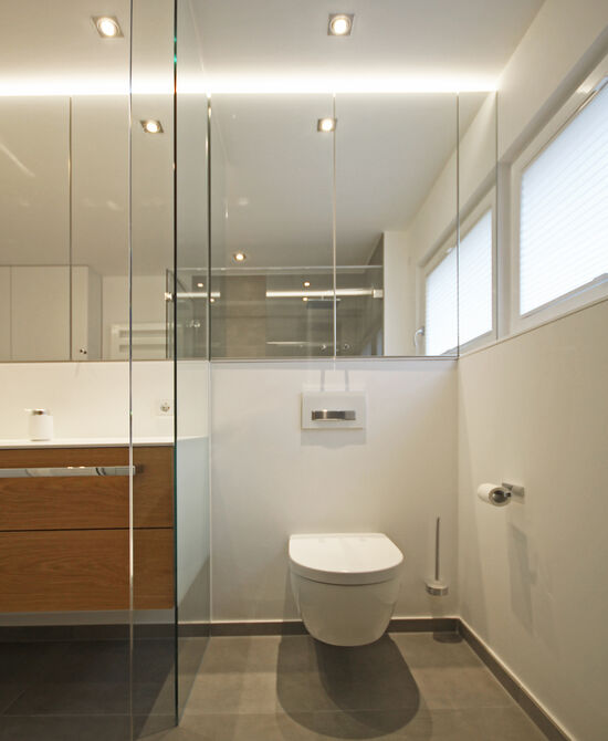 Innenarchitekt Andreas Ptatscheck, München, optimierte den Grundriss des Bauträgers und entwarf die Innenarchitektur und das Bad mit einem Haenge-WC und einer Glastrennwand.
