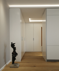 Innenarchitekt Andreas Ptatscheck, München, plante den Grundriss des Bauträgers um und entwarf die Innenarchitektur und das Interior Design für die Diele des Wohnungseingangs.