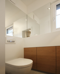 Innenarchitekt Andreas Ptatscheck, München, optimierte den Grundriss des Bauträgers und entwarf die Innenarchitektur und das Interior Design für das Gaeste-Wc mit Spiegel und Hänge-WC.