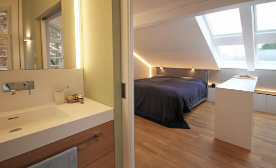Innenarchitekt Andreas Ptatscheck, München, plante den Bestandsgrundriss des Dachgeschosses um und entwarf die Innenarchitektur und das Interior Design für das Schlafzimmer mit Wellnessbad.