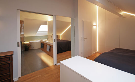 Innenarchitekt Andreas Ptatscheck, München, plante den Bestandsgrundriss des Dachgeschosses um und entwarf die Innenarchitektur und das Interior Design für das Schlafzimmer mit Bad en Suite.