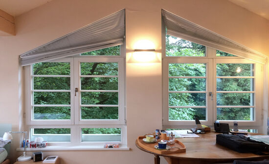 Innenarchitekt Andreas Ptatscheck, München, baute das Dachgeschoss zu einem Schlafzimmer mit Wellnessbad um. Das Foto zeigt die Fenster des Schlafzimmers vor dem Umbau.