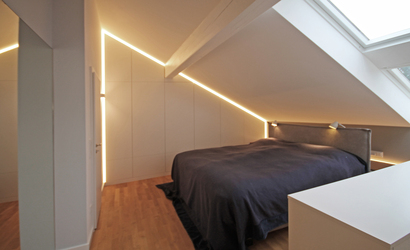 Innenarchitekt Andreas Ptatscheck, München, plante den Bestandsgrundriss des Dachgeschosses um und entwarf die Innenarchitektur und das Interior Design für das Schlafzimmer mit Kleiderschrank.