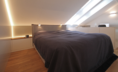 Innenarchitekt Andreas Ptatscheck, München, plante den Bestandsgrundriss des Dachgeschosses um und entwarf die Innenarchitektur und das Interior Design für das Schlafzimmer mit einem Boxspringbett.