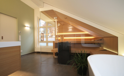 Innenarchitekt Andreas Ptatscheck, München, plante den Bestandsgrundriss des Dachgeschosses um und entwarf die Innenarchitektur und das Interior Design für das Badezimmer mit Panoramasauna und Badewanne.